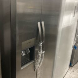 Side By Side Refrigerator With Water And Ice