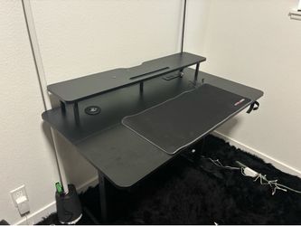 Desk / gaming desk