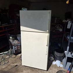 Ge Refrigerator/ Fridge 
