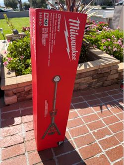 Milwaukee M18 Rocket light