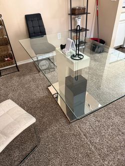 Glass dinning table