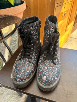 Floral boots size 9