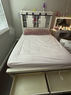 Full-size bed set