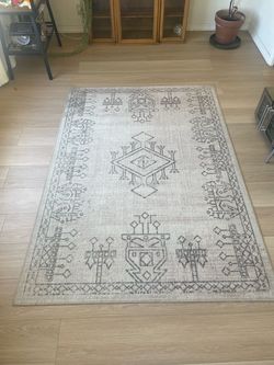 Cream 5x7 ft. rug with gray geometric designs