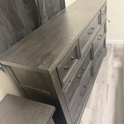 Raymour & Flanigan 6-Drawer Dresser – Solid, Sturdy – Priced Accordingly