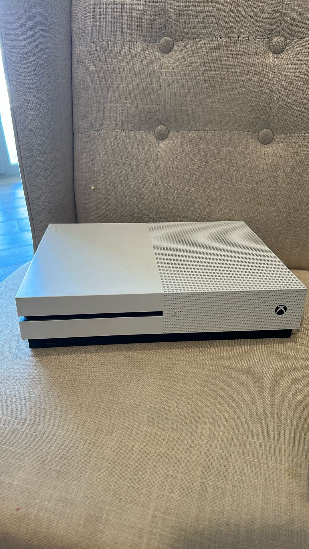 Xbox One + 2 Wired Controllers