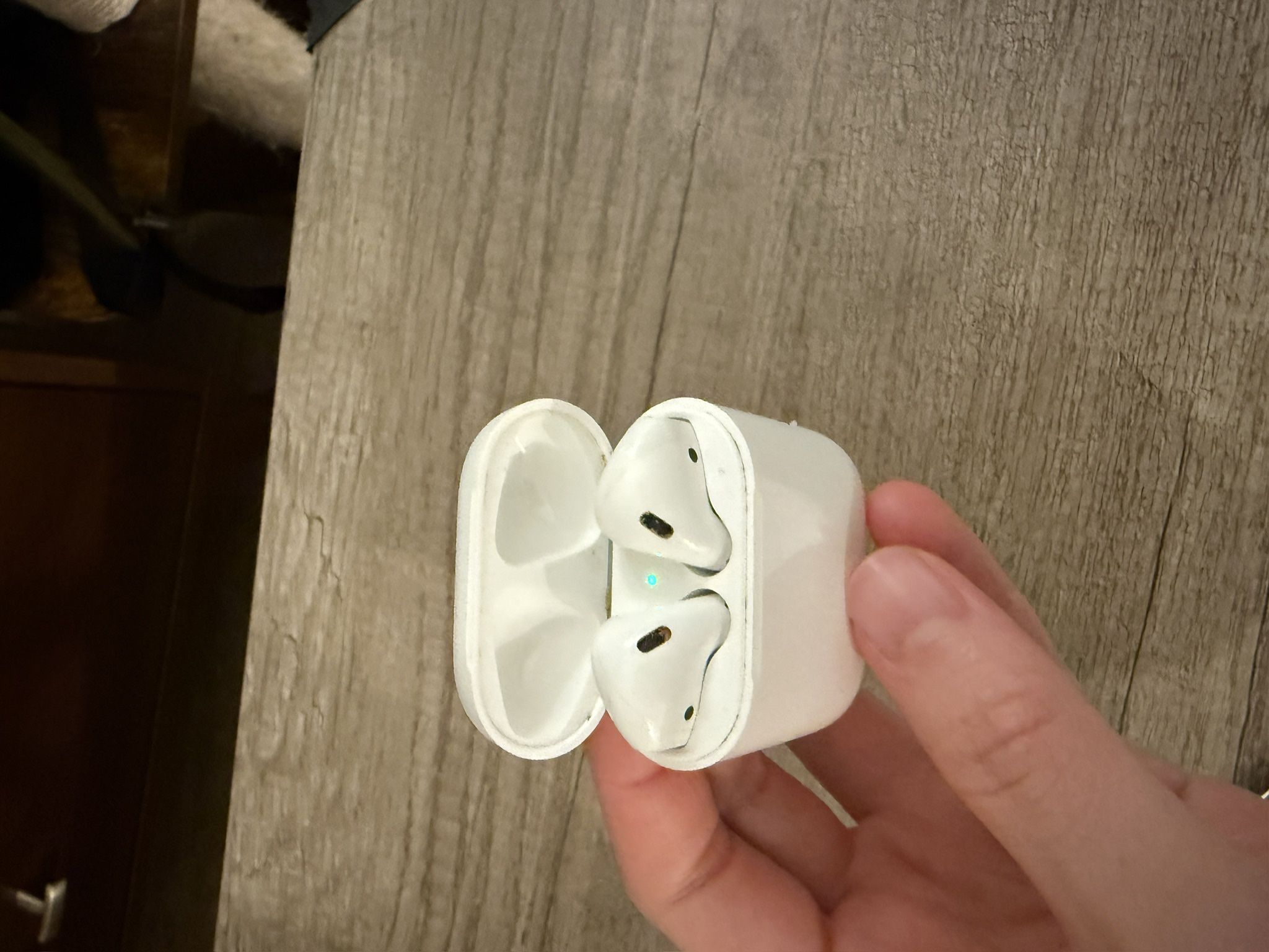 Apple AirPods With Charging Case (2nd Generation)