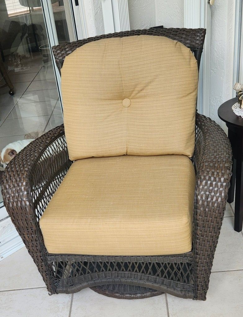 Swivel Rocking Chair (Wicker)