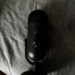 onn USB Dual-Pattern Microphone w/Volume/Mute controls and 3.5mm Headphone Jack, Black  