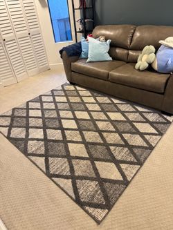 5’3” x 7’ Gray Geometric Area Rug