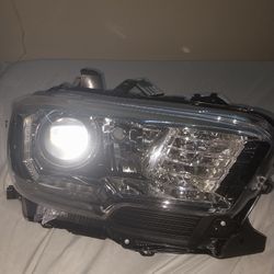 2016 Toyota Tacoma OEM Right Headlight 