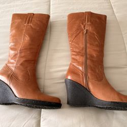 Women’s new talk tan leather boots size 7.5. Made in Argentina. Purchased them and only wore them once. Outer leather, inner nylon. Inside Banding jus