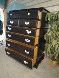 🔴 bigger and tall solid wood dresser with 6 drawers in good working condition 🟡