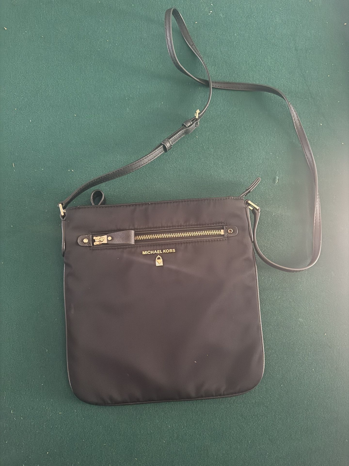 👜 MK black shoulder bag – simple & clean 👜 MK tan shoulder bag w/ tassel – big & boujee 🎒 MK black crossbody – chill everyday style 👛 MK black wal
