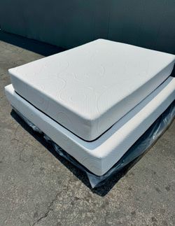 Queen Size Memory Foam Gel Mattress & Box Spring New