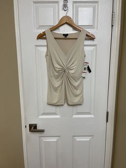 Nine West Cream Sleeveless Women’s Twist Top. New With Tags. Size PP.