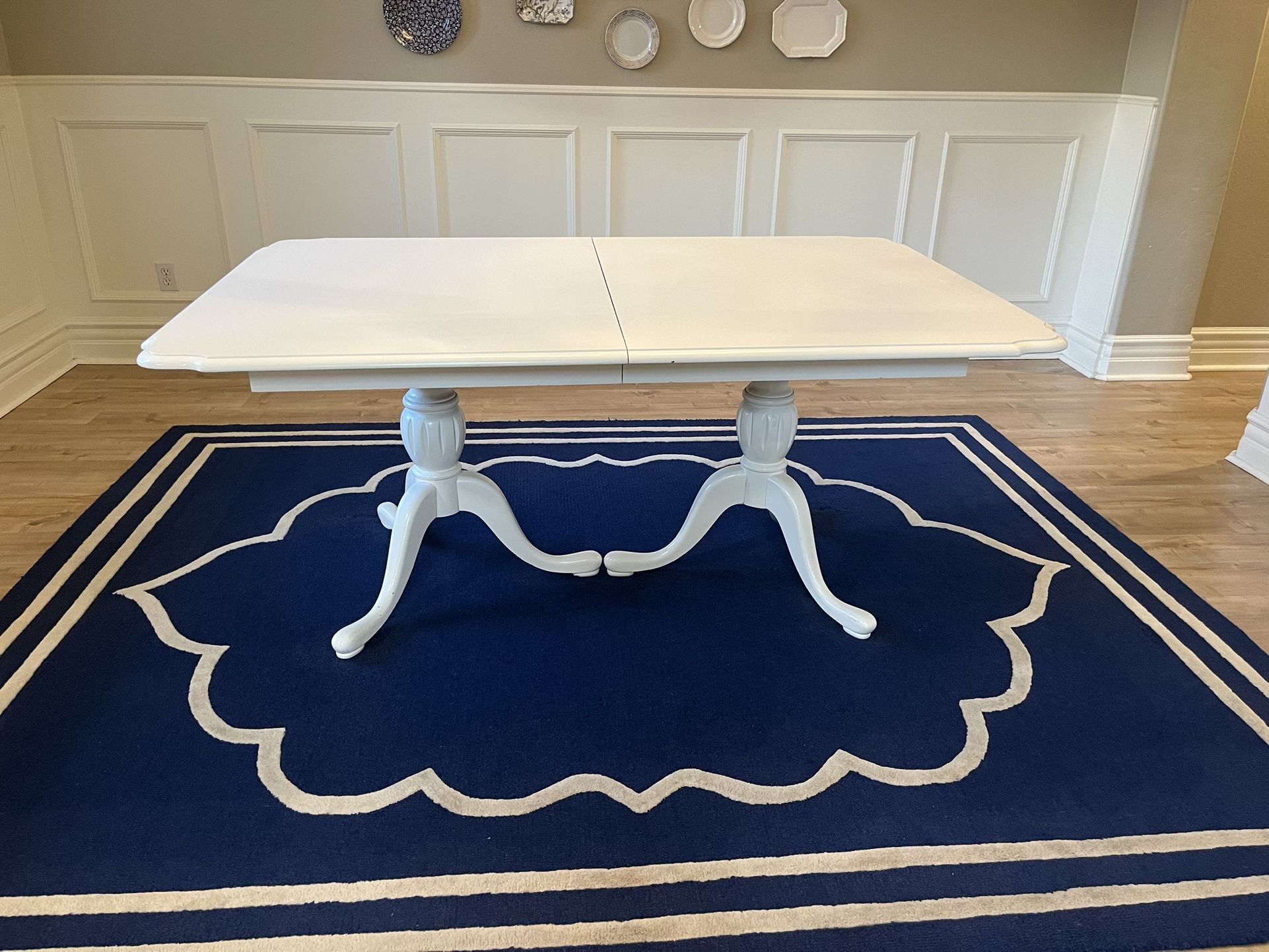 White table (includes 2 leaves)