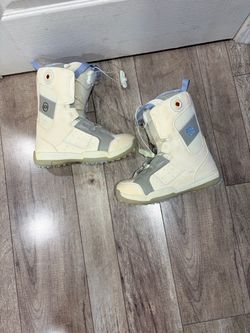 Salomon snowboarding boots size 8