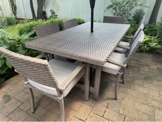Wicker outdoor Dining set - (7 piece) Good condition