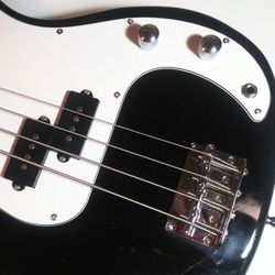NEW IN BOX! Fender Precision / P-Bass (COPY) Electric Bass Guitar with a Classic Tuxedo Finish