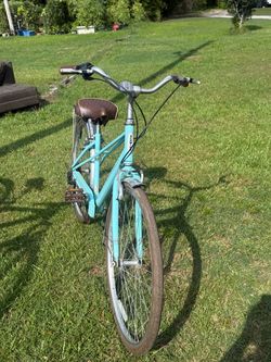 Light Blue Schwinn Women’s Hybrid Cruiser Bike with Rear Cargo Rack
