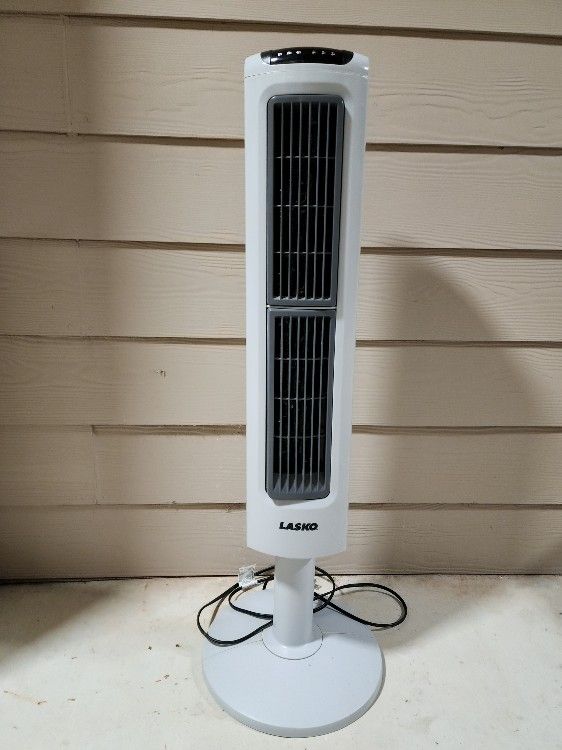 Lasko 38 3 Speed Oscillating Tower Fan for Sale in San Antonio, TX -  OfferUp