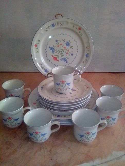 NEWCOR Plates And Cups 23 PCS Vintage Homecoming 4019 Pattern
- 1991