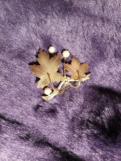 Vintage 1950's Sarah Coventry Gold tone leaves and faux pearl 3D design Brooch.