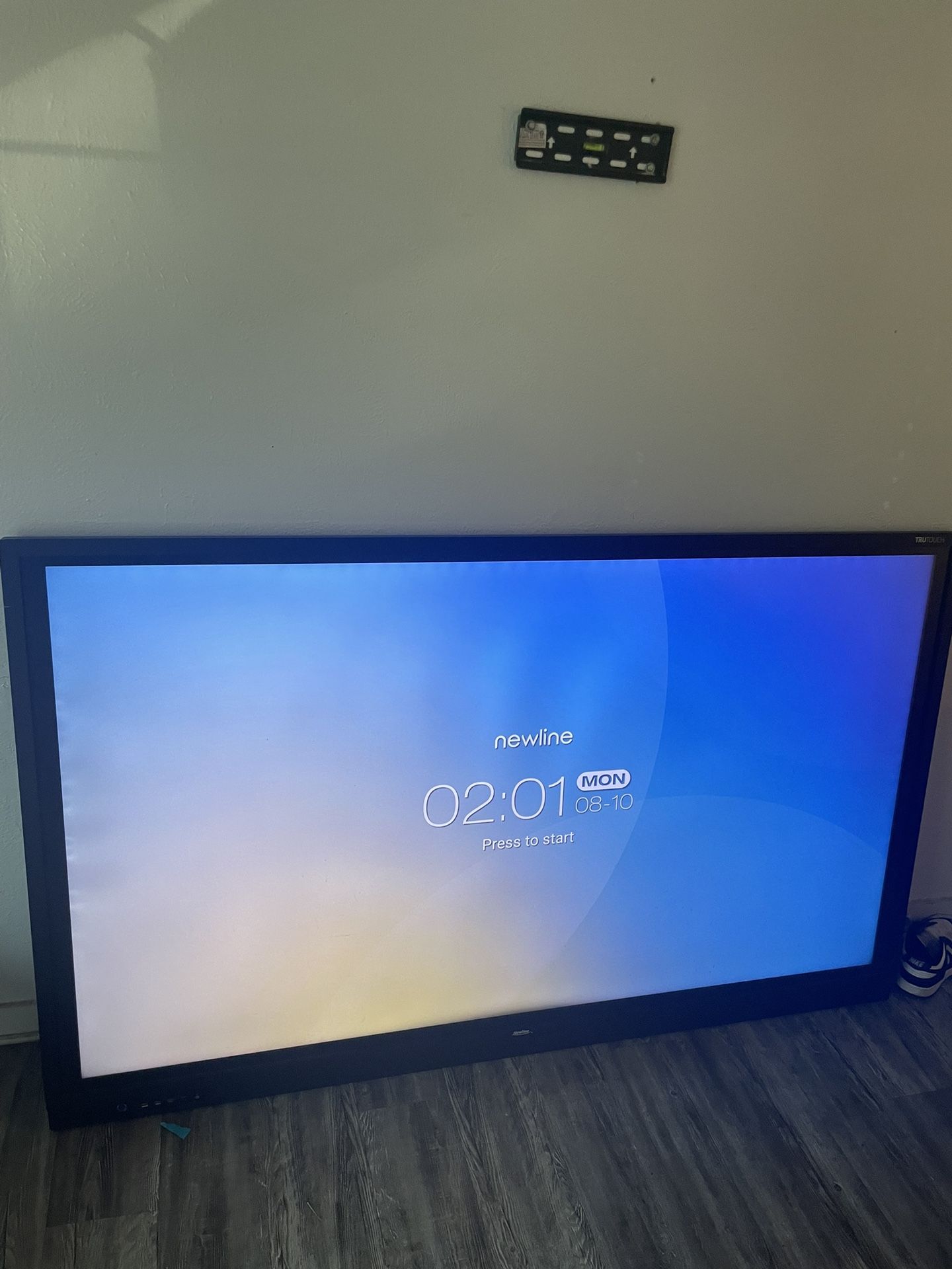 NEWLINE TOUCH SCREEN TV