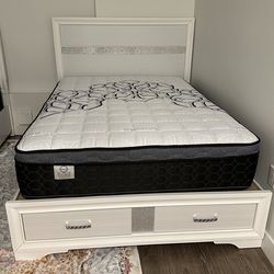 Full size bed frame under drawers / mattress included.    ☎️📲🔥(213)713-74-89.    Cama full size color Blanca Colchon Incluido