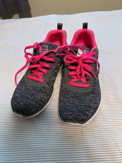 Girl’s tennis shoes