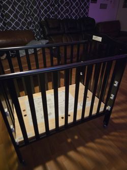 Folding portable crib