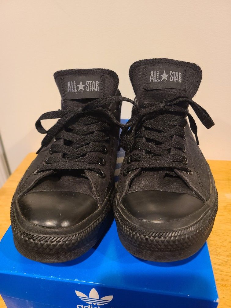 Black Low Converse Sneakers