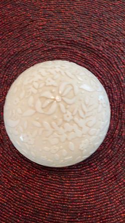 Oneida Crystal White Covered Trinket Box Round Floral Embossed Vanity Dish