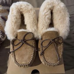 New UGG Moccasins Slippers Size 7 Woman's New No Box 