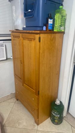 Free take as is (2.5Wx4.5L) kids dresser missing knobs