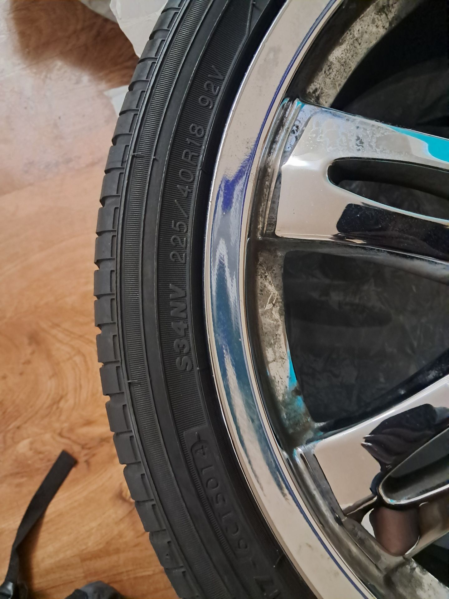334NV 225/40R18 92V