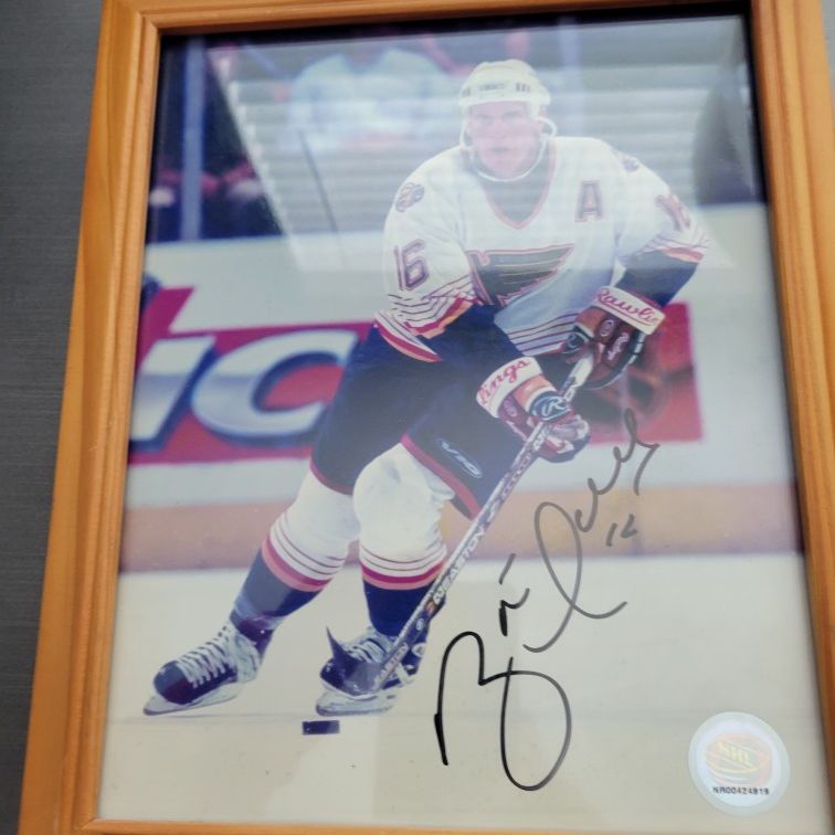 Autograph Warehouse 432513 8 x 10 in. Brett Hull Autographed Photo No. SC2  Matted & Framed for St Louis Blues