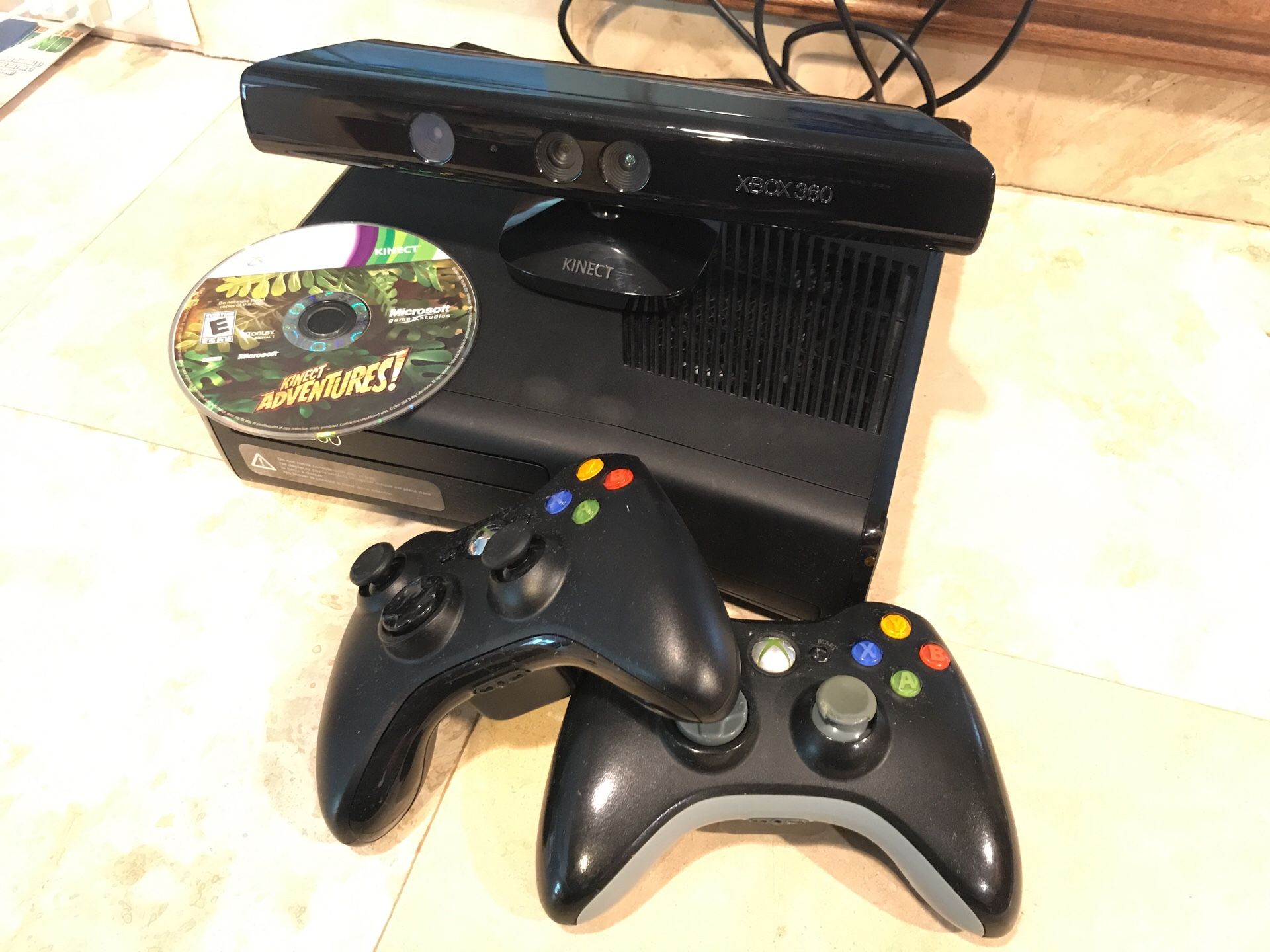 XBOX 360 WITH 2 CONTROLLERS, 1 GAME & KINECT 360