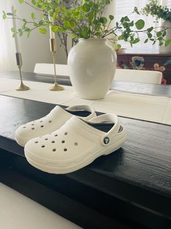 Crocs sz 6 womens