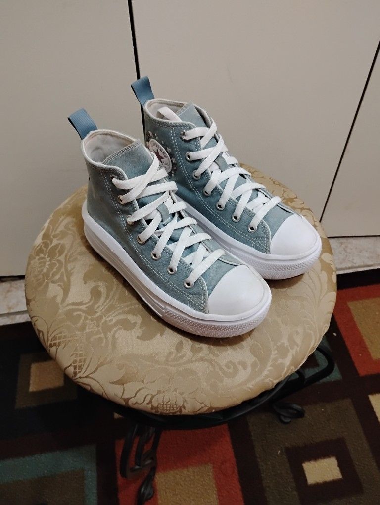 Very Nice Girls Converse Chuck Taylor Size (2) Located In Reedley