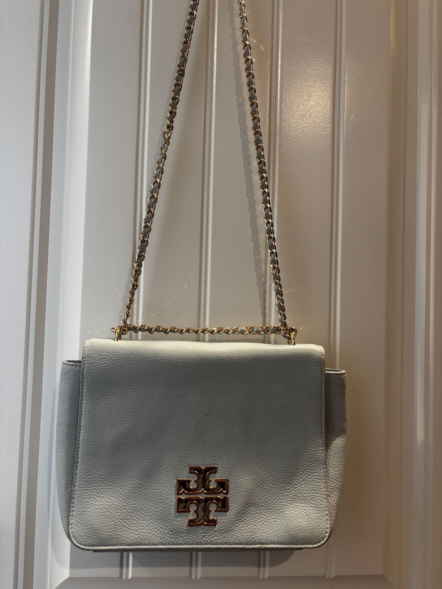 Tory Burch Light Gray Pebbled Leather Shoulder Bag – Elegant with a Touch of Gold