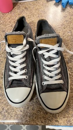 New Men’s Size 9/woman’s 11 Converse Sneakers 