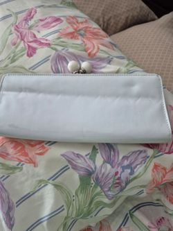 VENTAGE white  patent leather kiss-Lock clutch