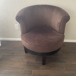 Brown Spinning Chair In A Very Well Condition 
