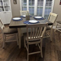 Ashly Dining Room Set