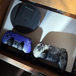 PlayStation 5 Digital with stand 2 controllers