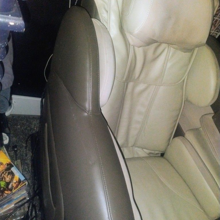 UASTRO Massage Chair High End Unit. Commercial Cradle And Custom Crafted Leather Material Hand Stitched .