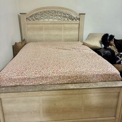 4 Pieces Bedroom  Size  Queen And Mattress  And Box Set