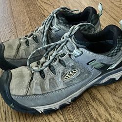 WOMENS KEEN HIKING SHOES